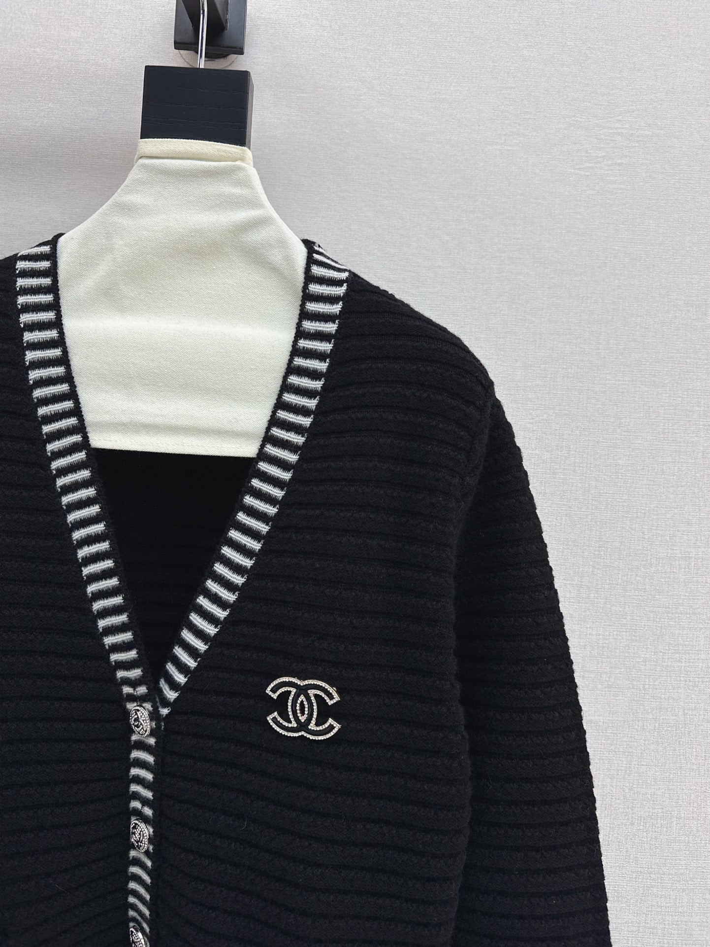 New contrast color V-neck logo knitted cardigan